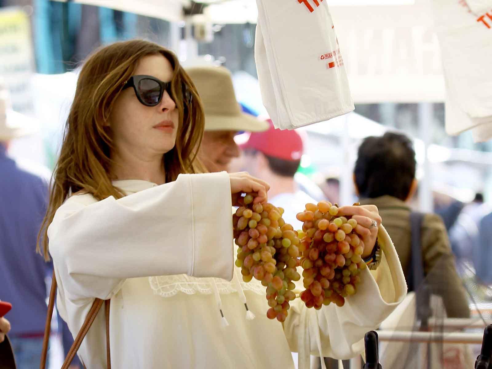 Anne Hathaway Shops for Organic Produce in the Most Anne Hatha-way Possible