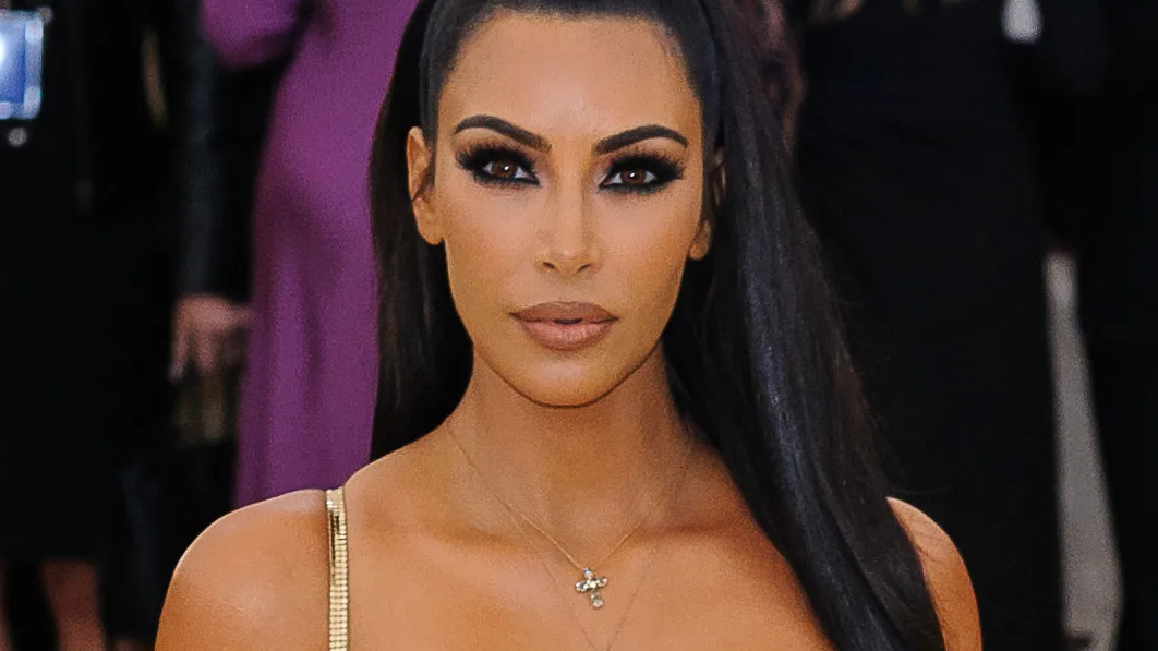 Kim Kardashian Unrecognizable With Zero Makeup In Unmade Bed