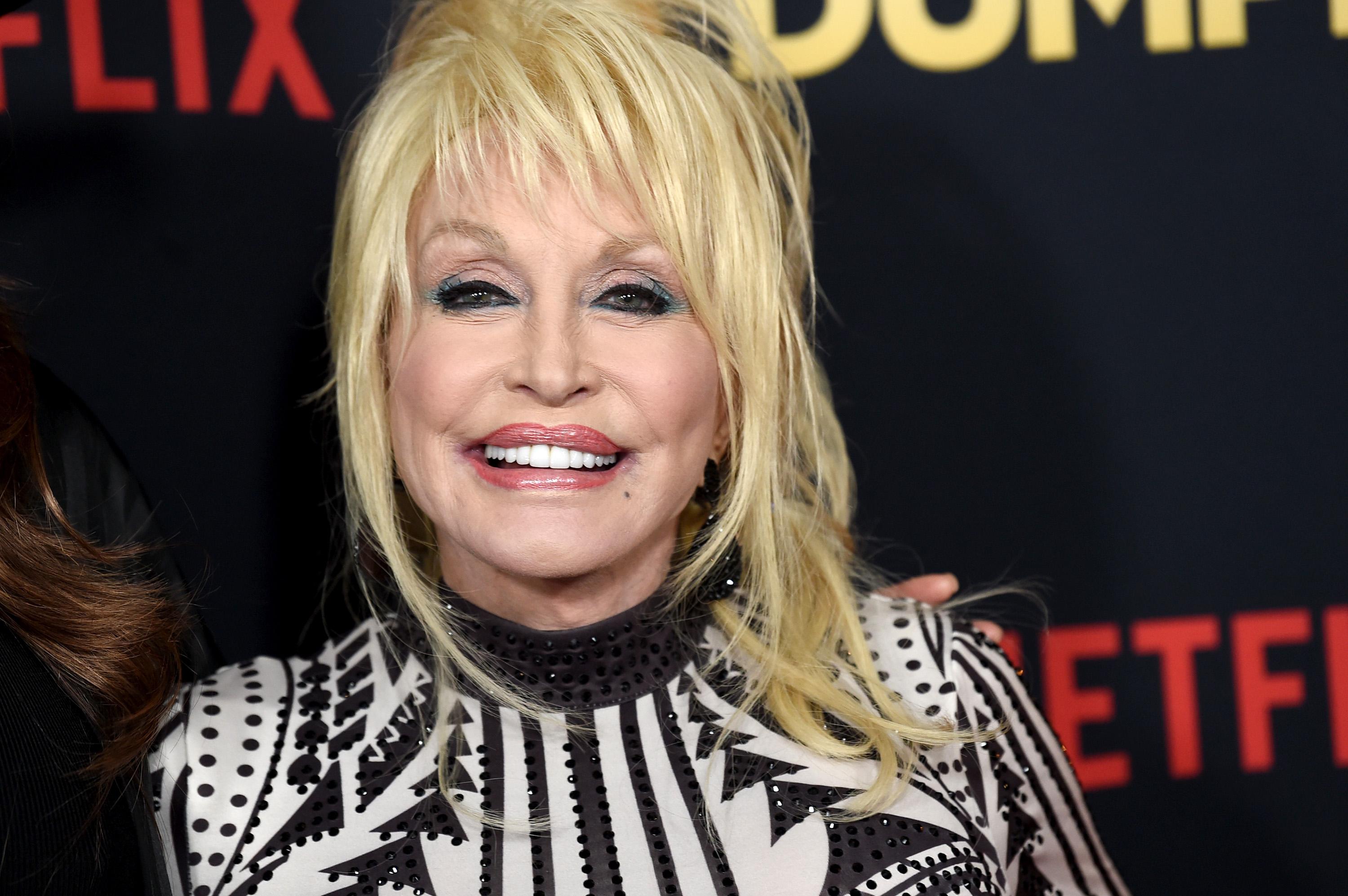 Why Does Dolly Parton Always Wear Fingerless Gloves? - The Blast