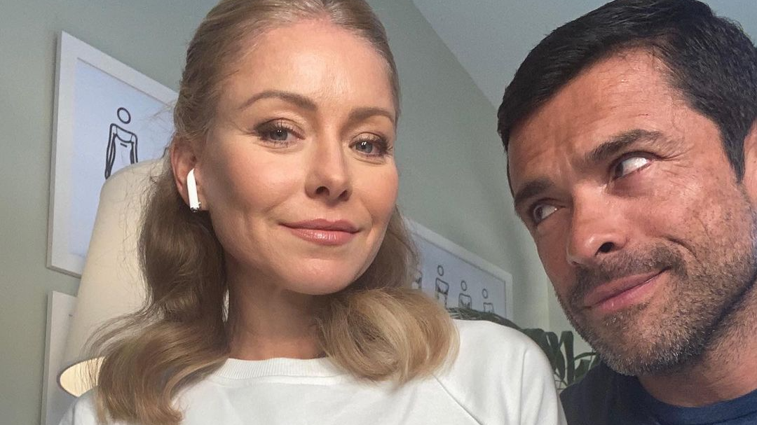 Kelly Ripa Rocks Painted-On Pencil Skirt With No Visible Panty Lines