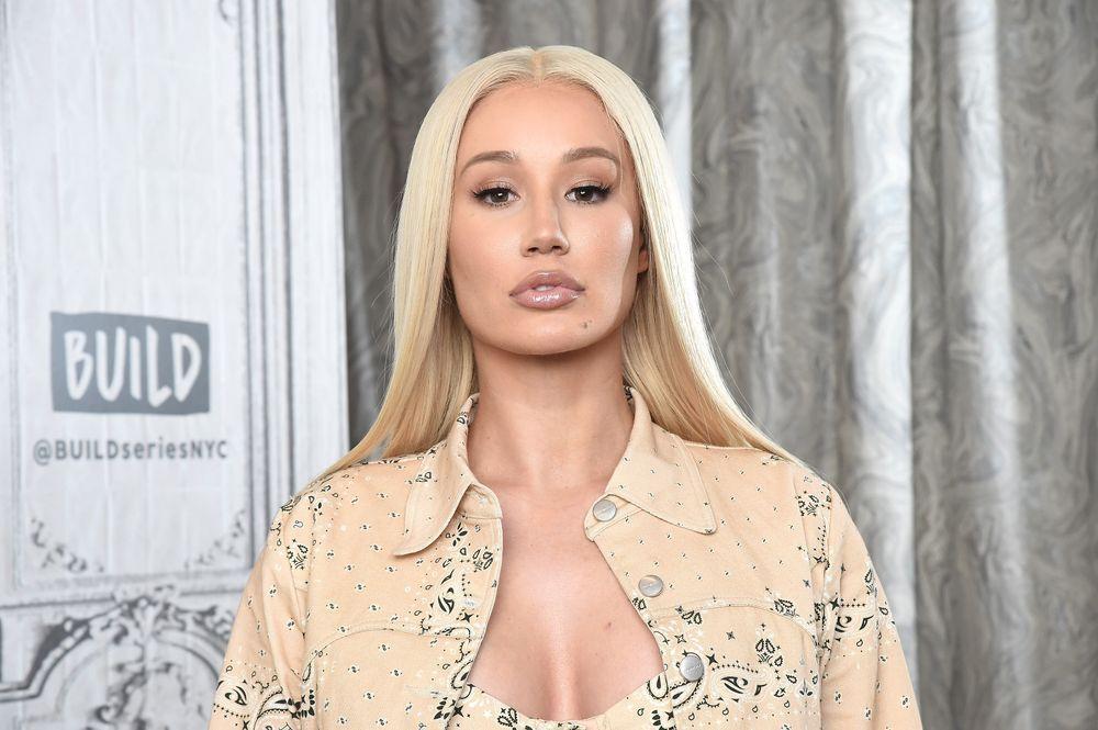 Iggy Azalea Officially A ‘MILF’ In Bombshell Gingham With Suspected Mimosa