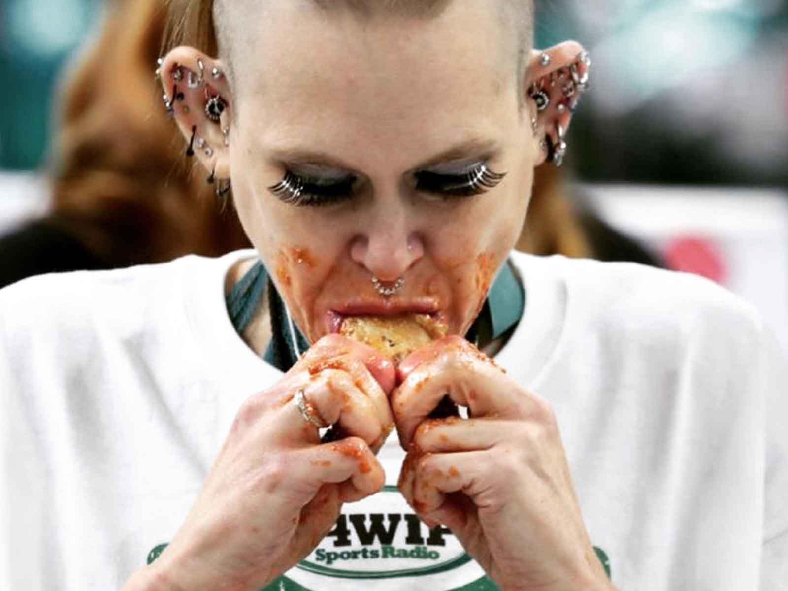 Pro Eater Molly Schuyler Eats 501 Chicken Wings, Dominates Wing Bowl!
