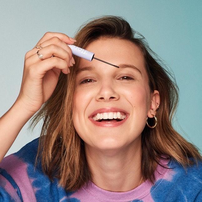 Millie Bobby Brown Apologizes After Backlash from Fake Skincare Routine(02)