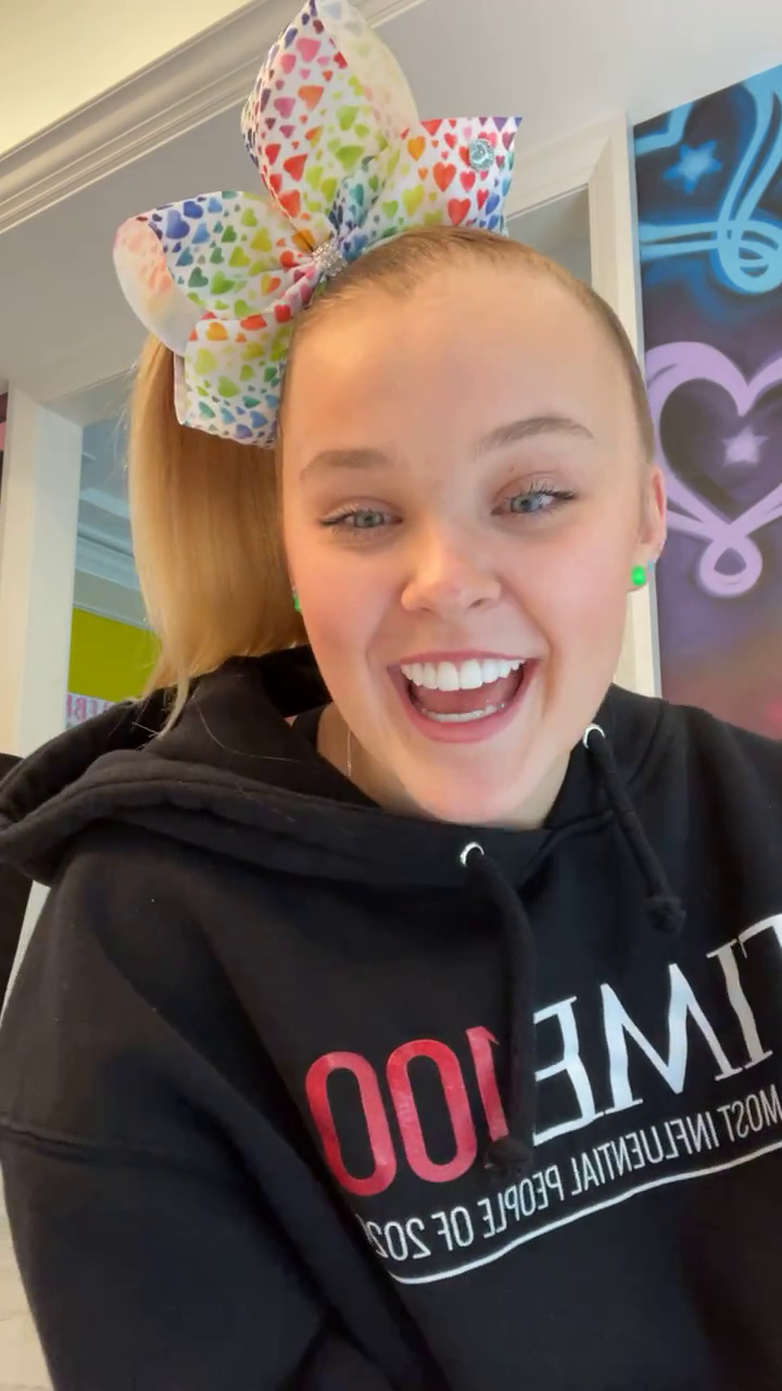 JoJo Siwa Says Her Mom Knew She Was Gay For Years - The Blast