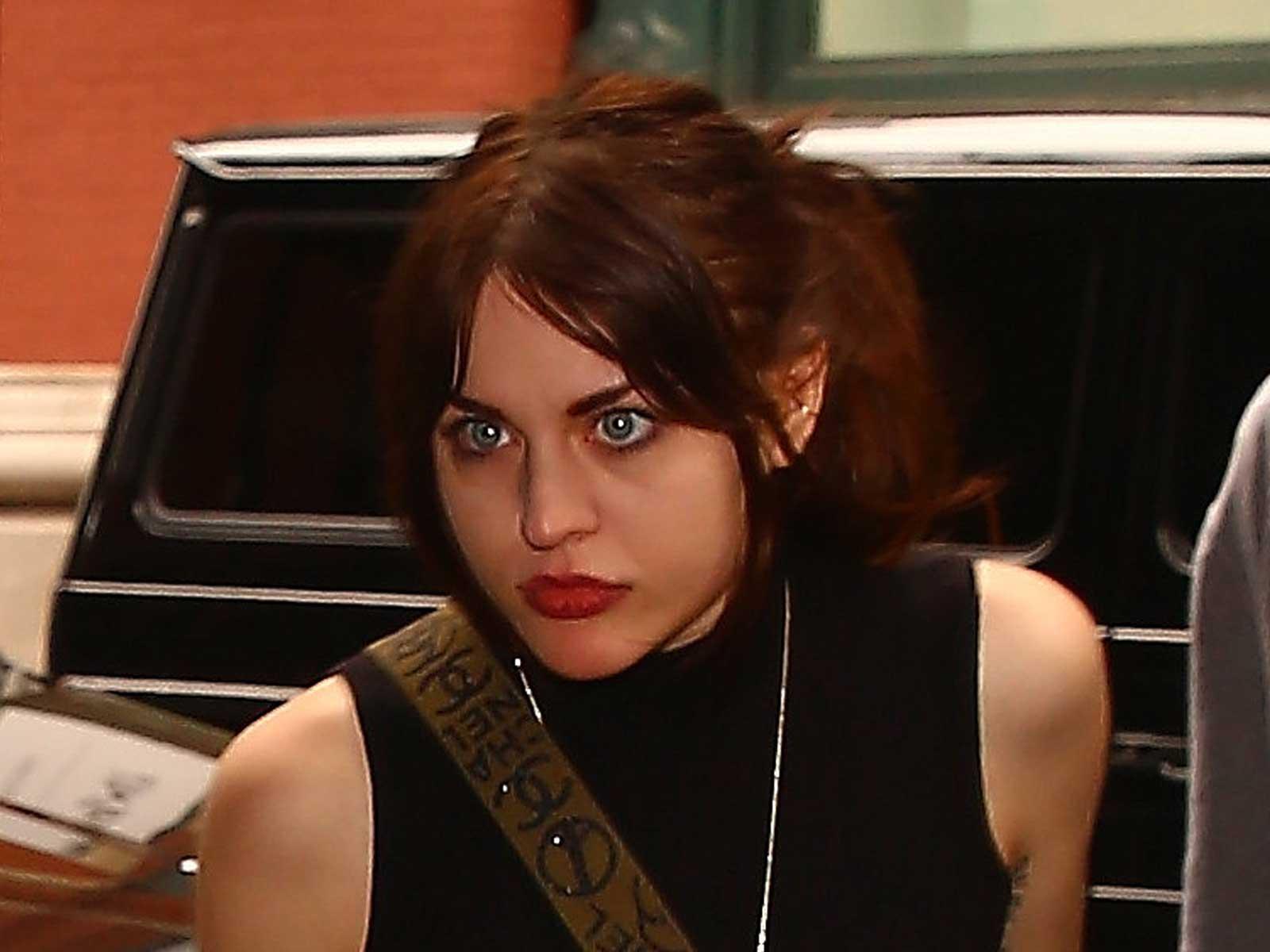 Frances Bean Cobain Swimming In Nirvana Cash, $100K Per Month - The Blast