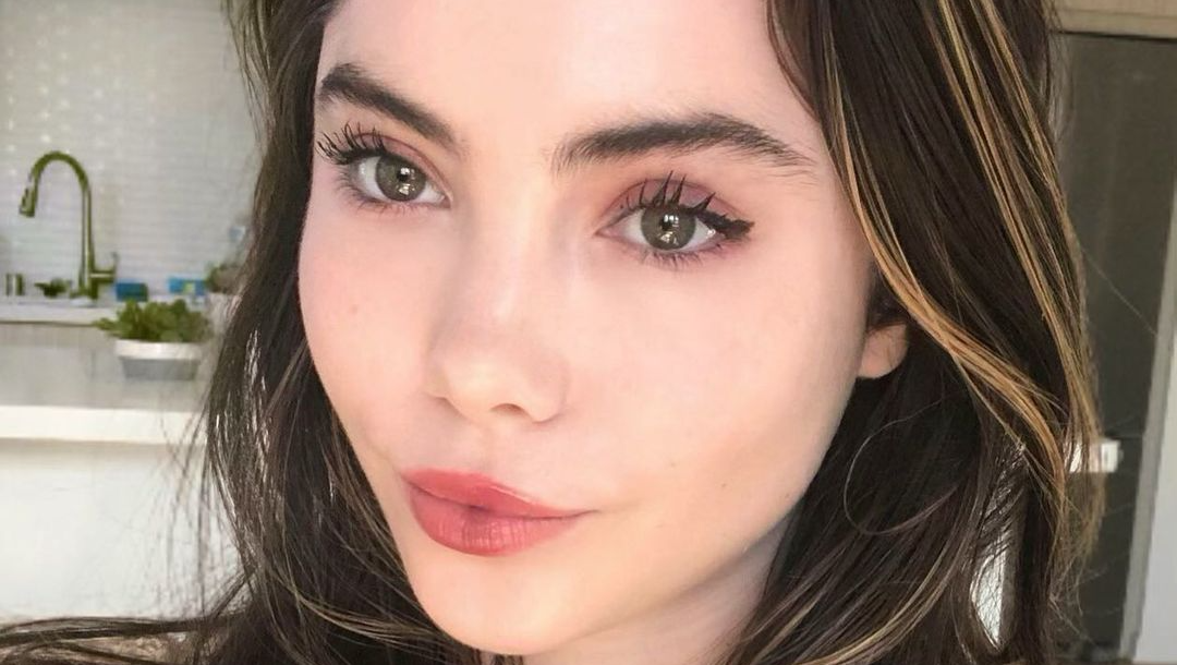 Gymnast McKayla Maroney Hikes Up Shirt For Belly Button Reveal