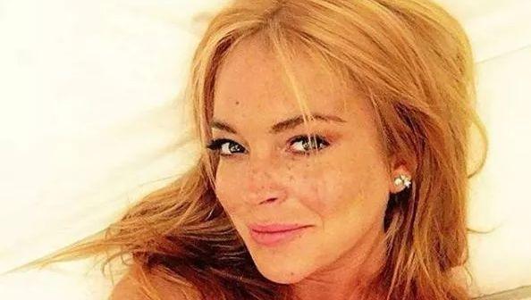 Lindsay Lohan Spreads Kindness From Arabian Desert