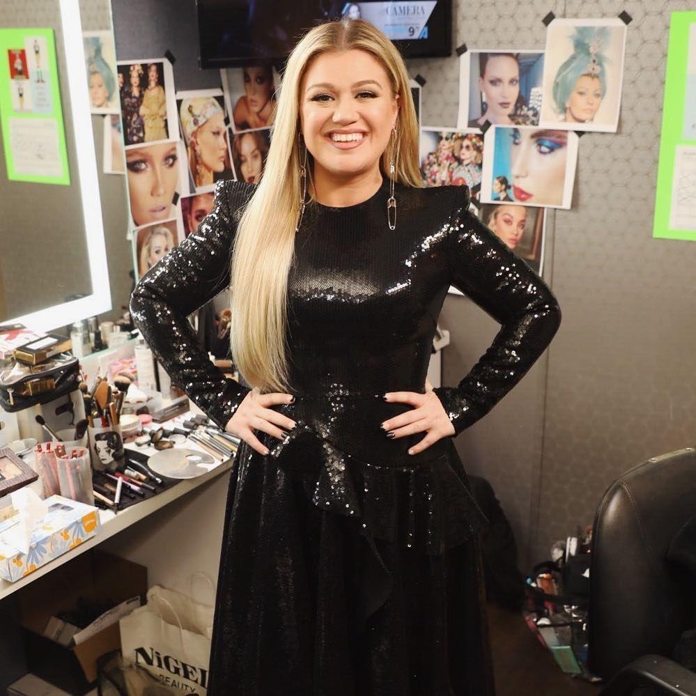 Kelly Clarkson Suffers Cheese Malfunction In Tight Peasant Dress - The ...