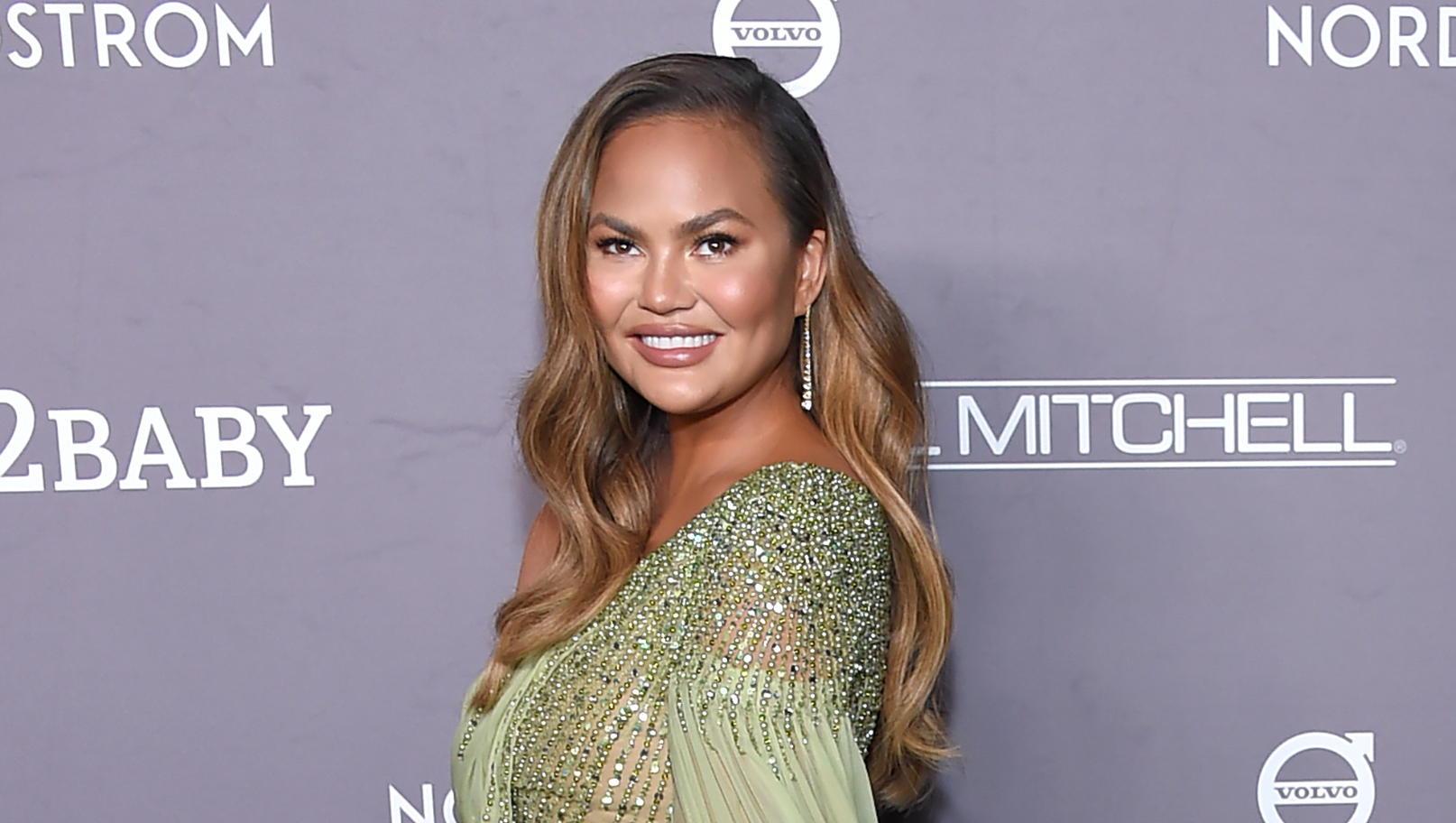 Chrissy Teigen Squashed This Thanksgiving Rumor About King’s Hawaiian Rolls
