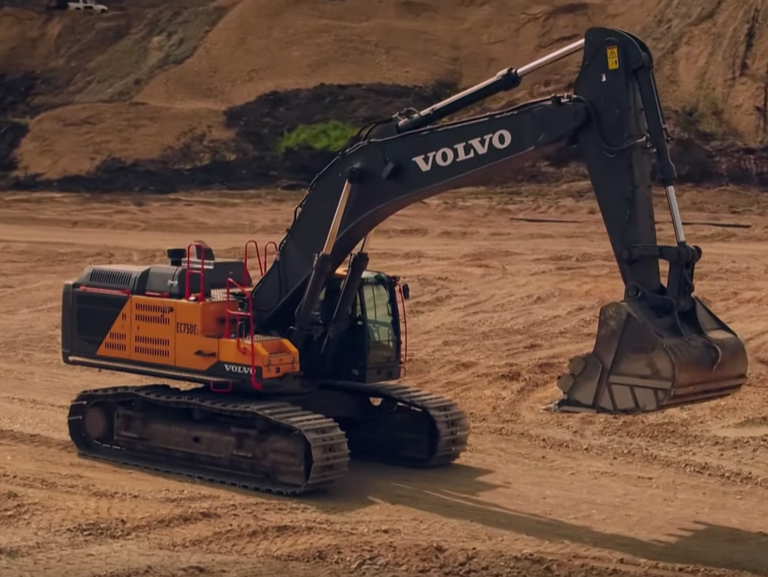 ‘Gold Rush’ Parker Schnabel Brings In the Biggest Excavator You’ve Ever Seen!