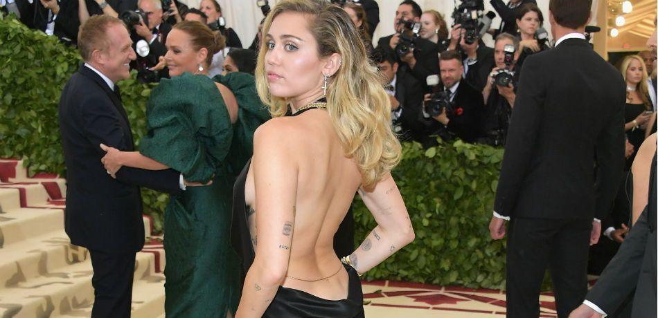 Miley Cyrus Goes Braless In Dishwashing Gloves To Remind Instagram To ‘Wash Your Hands’