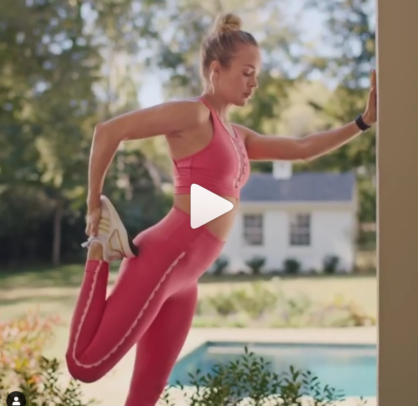 Carrie Underwood Sparks Complaints With Poolside Yoga Pants - The Blast