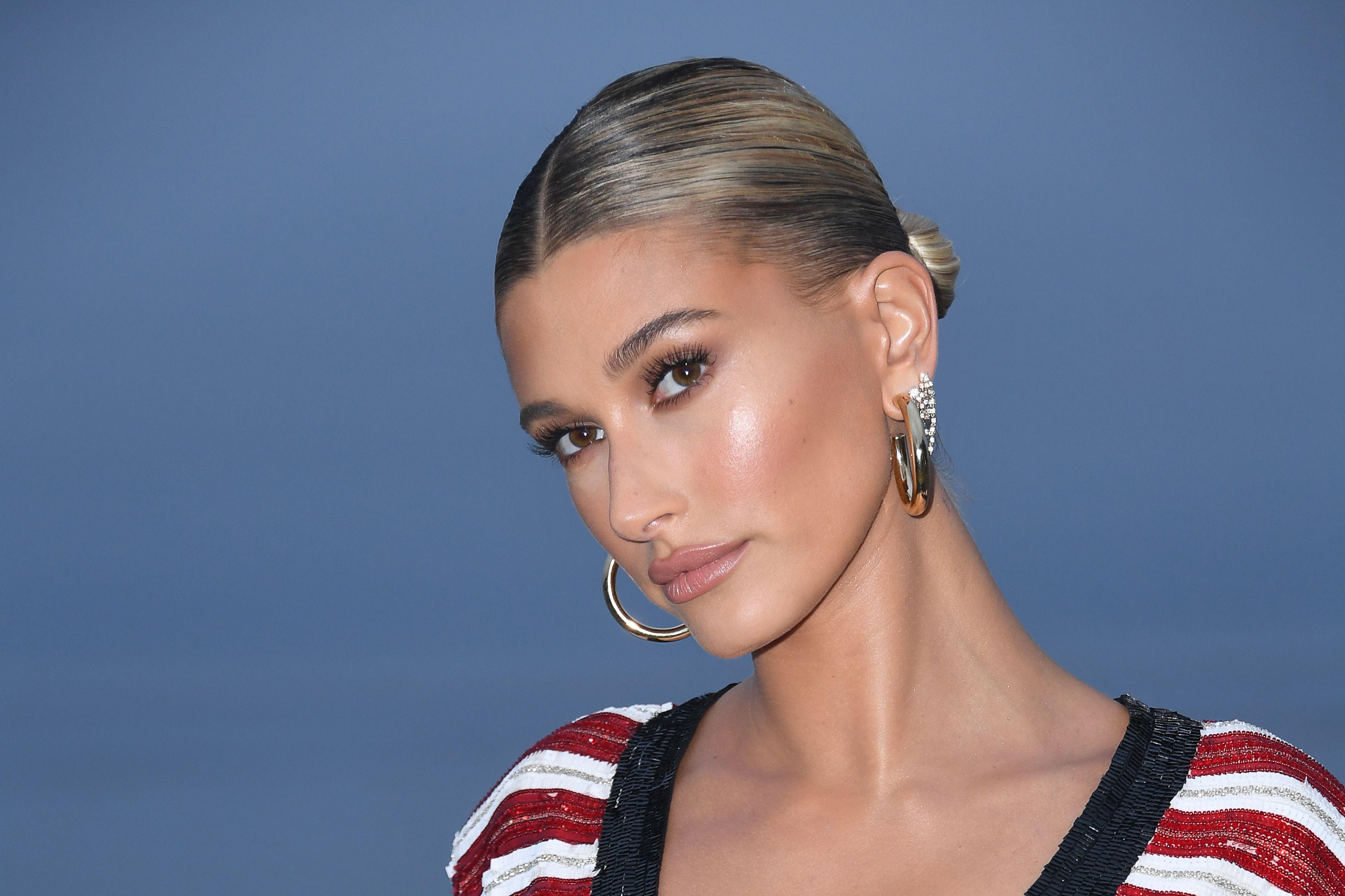 Hailey Baldwin Responds To Fans Comments On The Medical Condition Of Her Pinky Fingers The Blast