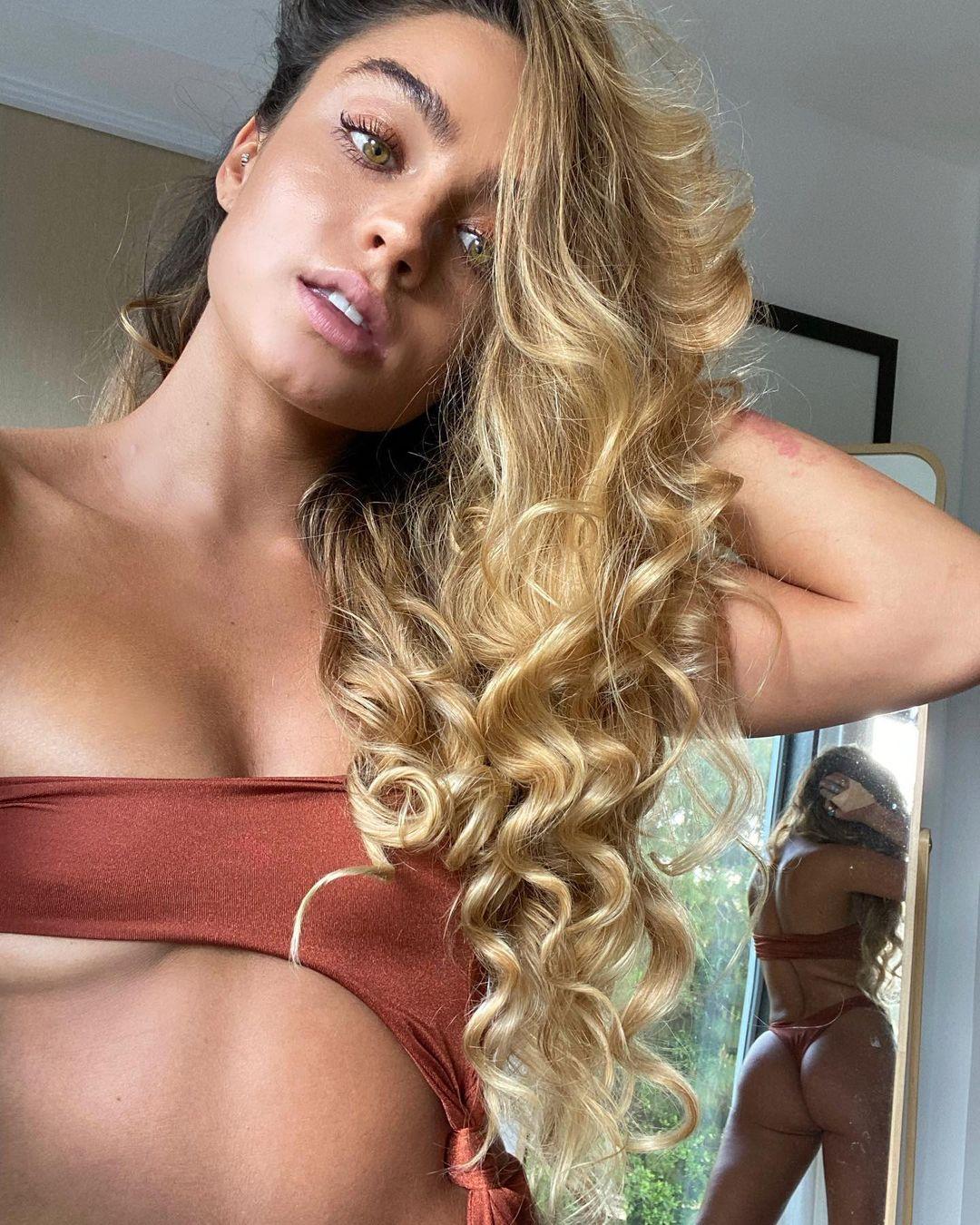 Sommer Ray Hikes Up G-String For Unwarranted Phone Call - The Blast