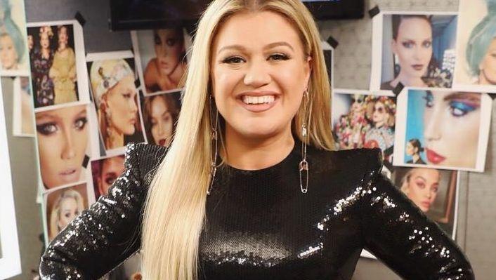 Kelly Clarkson Flaunts Tiny Latex Waist With Massive Undies Flash - The ...