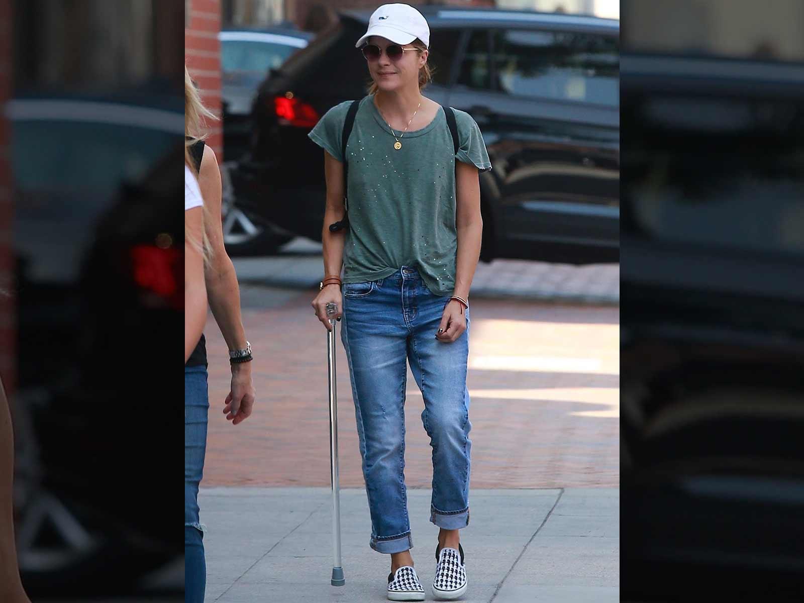 Selma Blair Seen Walking With A Cane A Few Weeks Before MS Announcement ...