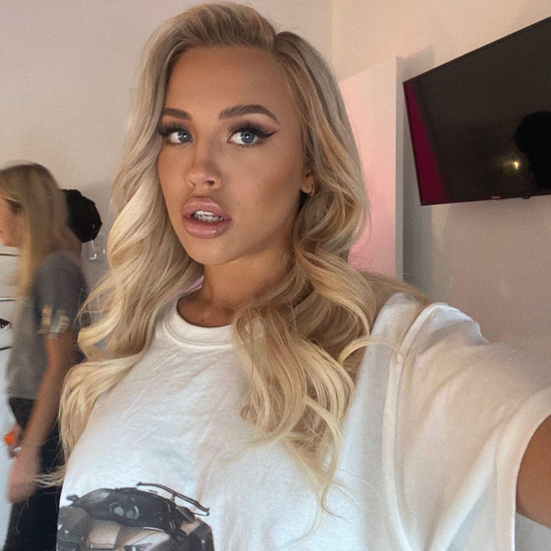 Tammy Hembrow Flaunts Fantastic Curves In Dangerously Low Cut Baby Doll ...