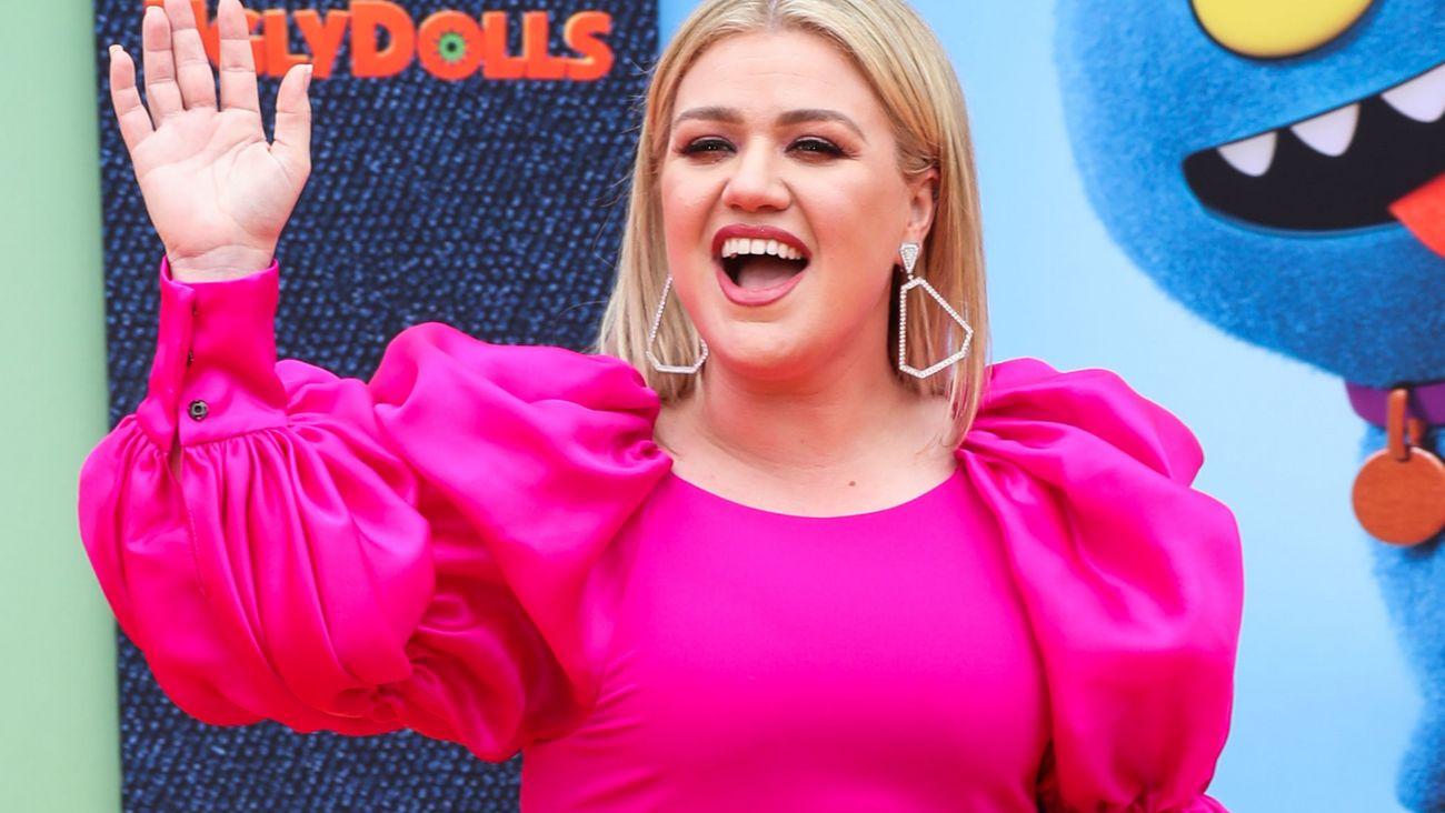Kelly Clarkson Sued By Ex-Managers Over Millions Owed From ‘The Voice’ & Talk Show