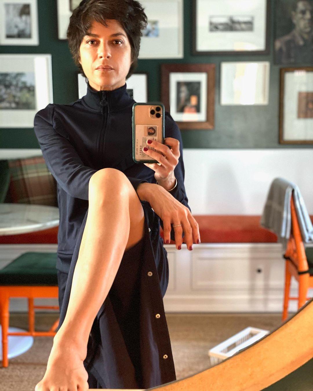 Selma Blair Exposes Serious Leg In Stunning Tracksuit Mirror Shot The 9004