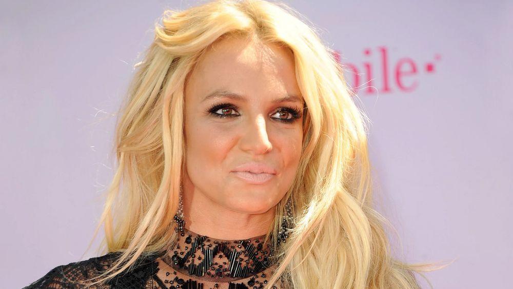 Britney Spears Opens Wide For Private Jet Bedtime